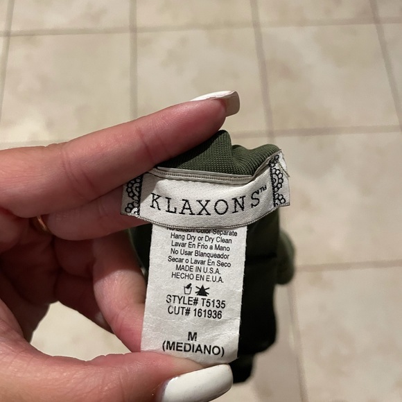 Dressy women’s blouse in a size medium - Picture 3 of 3